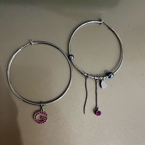 Guess earrings very pretty great condition